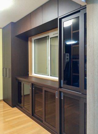 マンガや文庫本なら1000冊は収納できる！スライド書庫付き本棚のご紹介