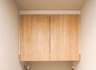 【大人気】狭いランドリーの収納に便利な洗濯機上吊戸棚！価格や仕様をご紹介！