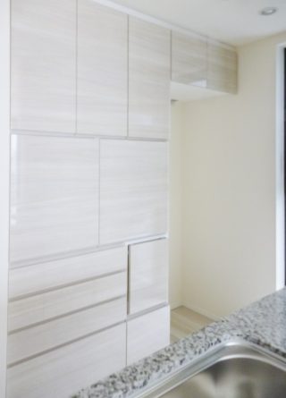 レンジなどの調理家電を扉で隠して収納する食器棚｜東京都中央区・マンション