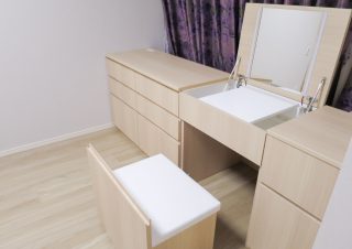 寝室の収納付きドレッサー