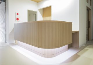 個人医院に受付カウンターを納品！